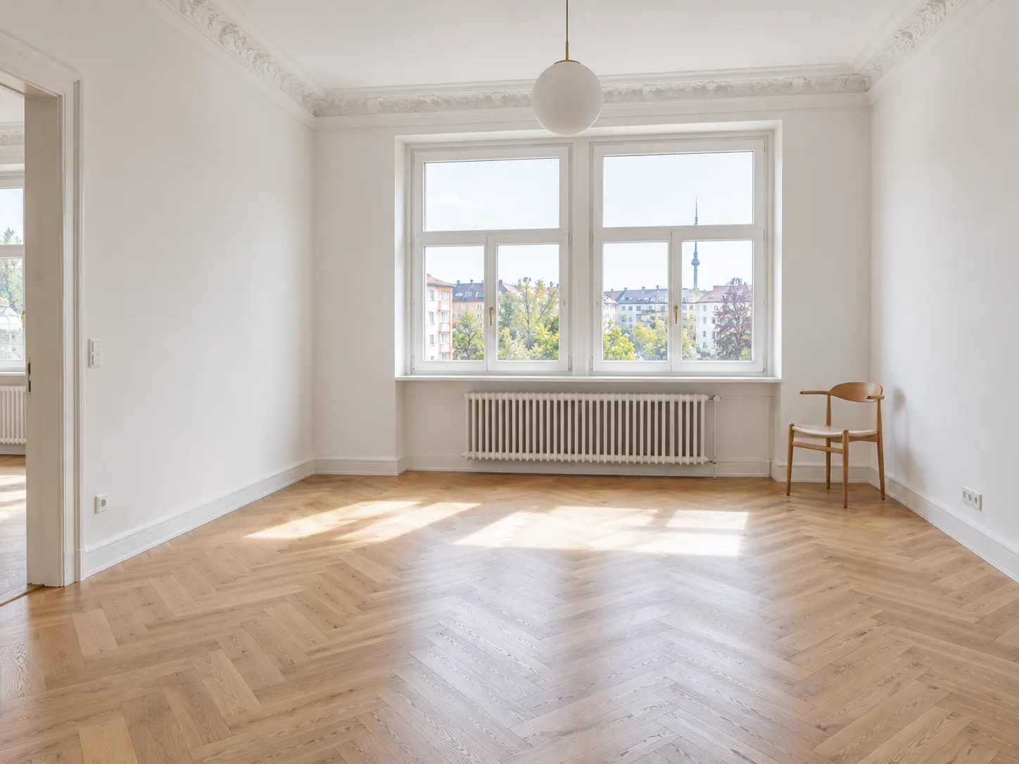 Komplett sanierte Wohnung in München mit neuem Parkett und hellen Wänden